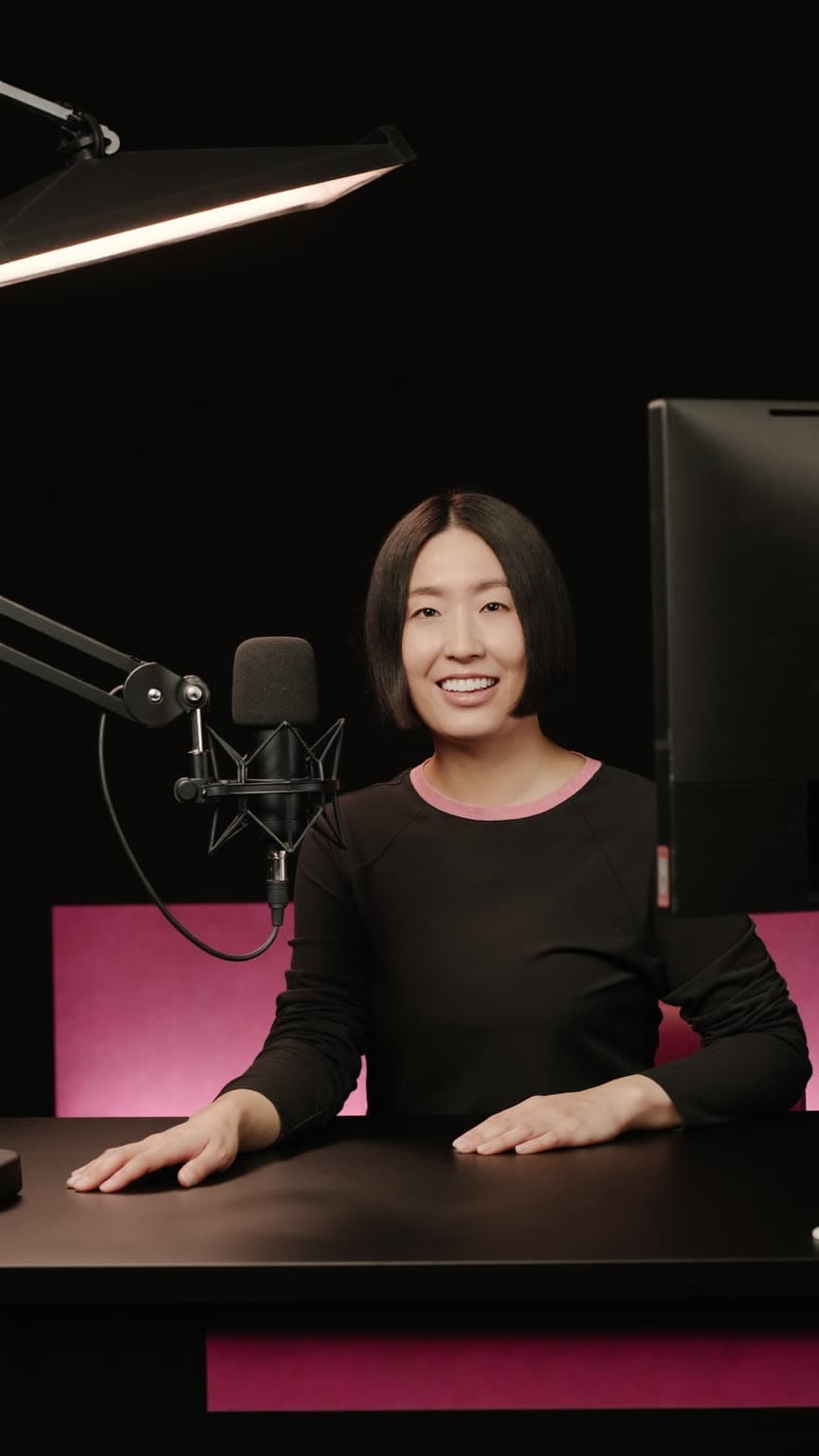 Creatorin spricht live aus einem dunklen Studio mit Mikrofon