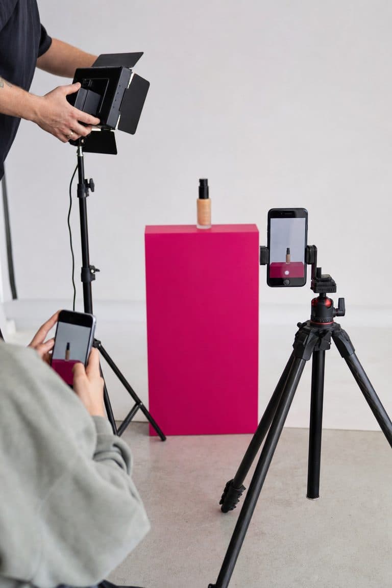 Anzeigen-Dreh: ein Smartphone auf Stativ filmt ein Produkt auf pinkem Sockel