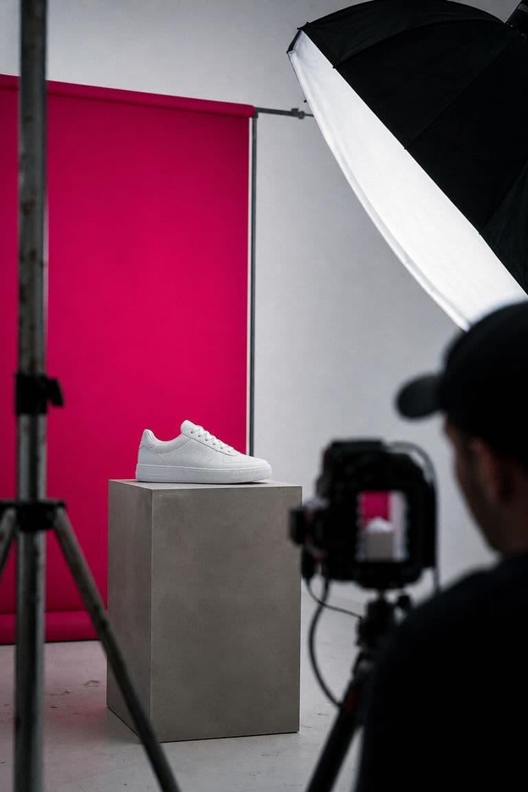 Produktdreh: ein Sneaker vor der Kamera
