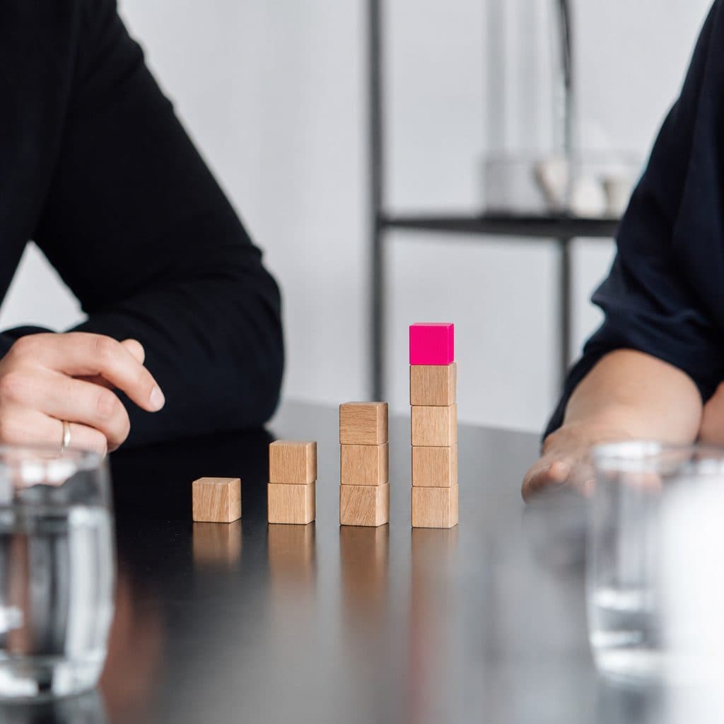 Holzklötze als kleines Balkendiagramm gestapelt, einer pink