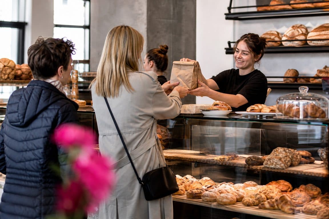 Samstagmorgen: Menschen stehen an der Theke einer Bäckerei an