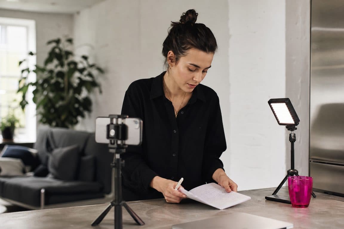 Ein Live-Format wird vorbereitet: Handy auf Stativ, Licht und Notizen
