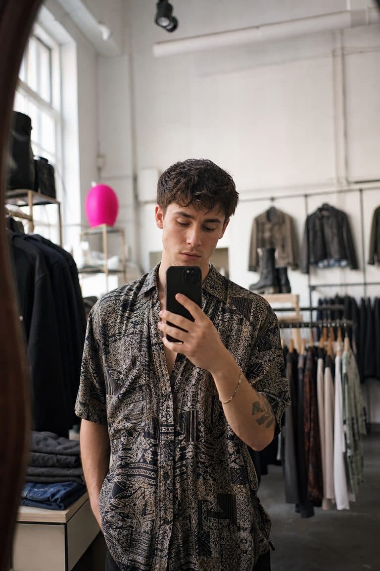 Spiegel-Selfie in einem Vintage-Laden