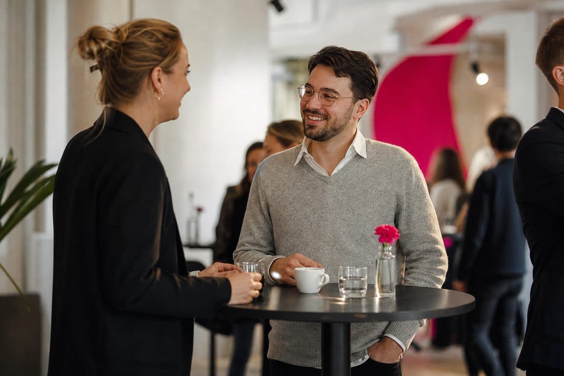 Zwei Fachleute im Gespräch an einem Stehtisch bei einem Netzwerk-Abend