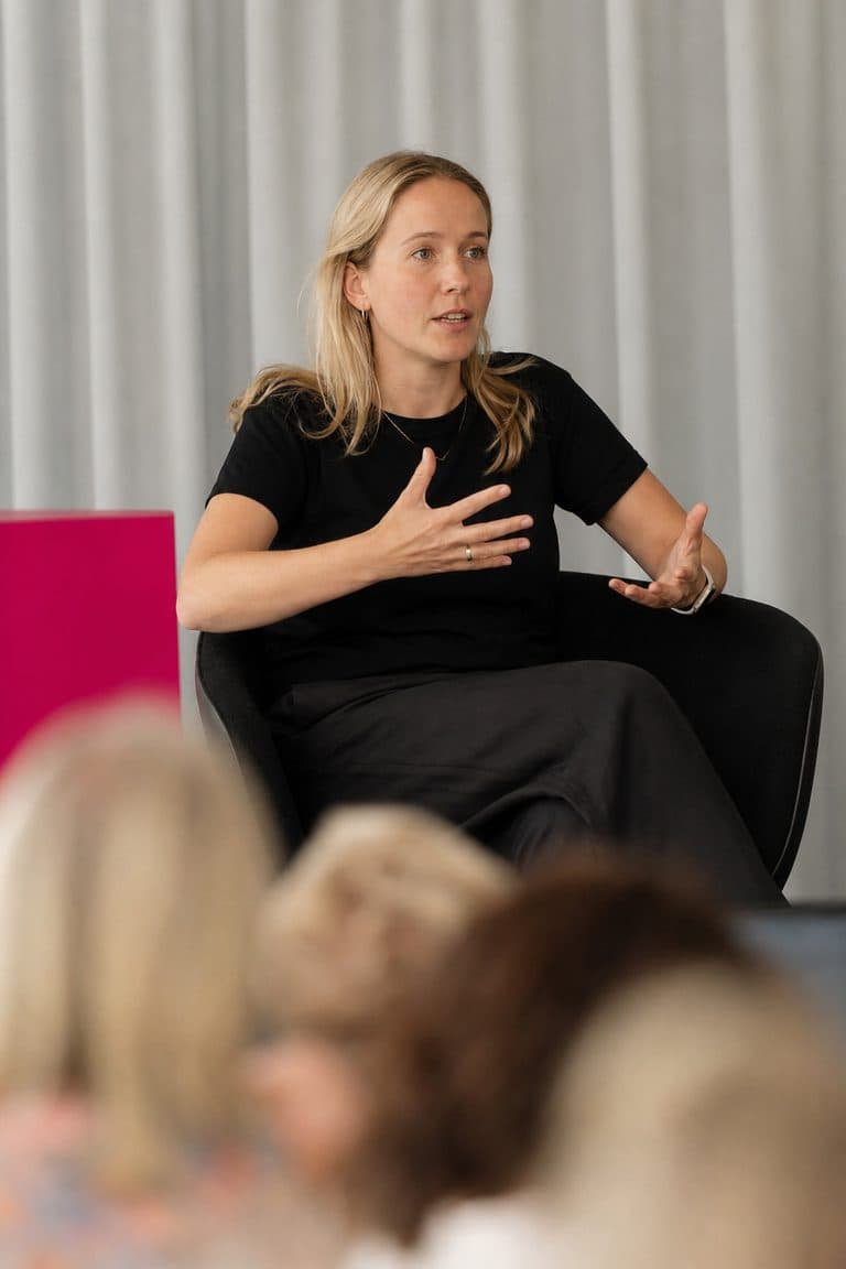 Sprecherin auf einer kleinen Konferenzbühne