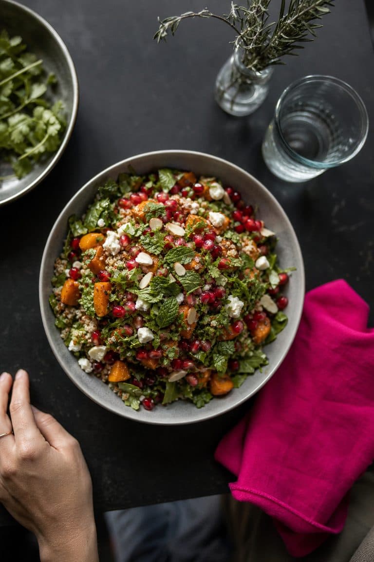 Bunte Salatschale mit Granatapfel von oben
