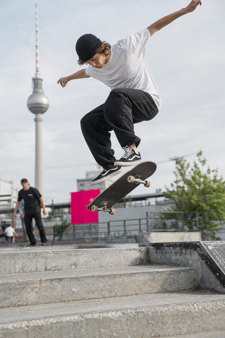 Skater wird im Skatepark aus niedriger Perspektive gefilmt