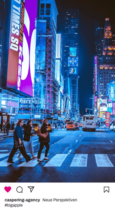 Lebendige Szene auf dem Times Square bei Nacht mit grellen Neonlichtern und Werbetafeln. Menschen überqueren die Straße auf dem Zebrastreifen, während Fahrzeuge darauf warten, weiterfahren zu dürfen. Die Stadtdynamik von New York wird durch die illuminatierten Fassaden und die betriebsame Atmosphäre eingefangen. #bigapple