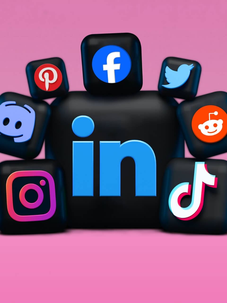 3D-Darstellung verschiedener sozialer Medien-Logos wie LinkedIn, Facebook, Instagram, Twitter, Pinterest, Reddit und TikTok, die wie Würfel auf einem rosa Hintergrund angeordnet sind.