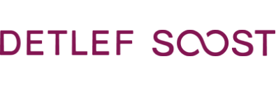 Logo mit dem Text "DETLEF SOOST" in pinkfarbenen Buchstaben auf einem transparenten Hintergrund.