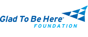 Logo der "Glad To Be Here Foundation", bestehend aus stilisierter blauer Schrift und einem blauen Papierflugzeug-Symbol rechts oben.