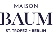 Logo von "MAISON BAUM" mit dem Untertitel "ST. TROPEZ - BERLIN" in dunkelblauer Schrift auf transparentem Hintergrund.